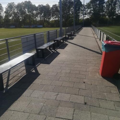 Parkbank Danielle 35 20 stuks op een rij. Parkbank Danielle uitgevoerd in ral 7016.
